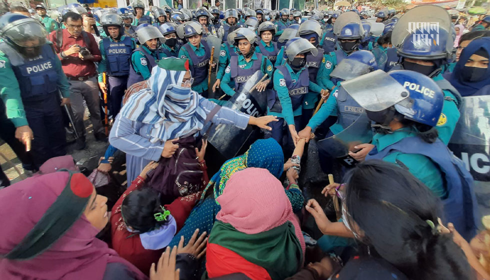 ‘সুপারিশপ্রাপ্ত সরকারি প্রাথমিক বিদ্যালয় সহকারী শিক্ষকবৃন্দ তৃতীয় ধাপ (ঢাকা ও চট্টগ্রাম বিভাগ) ’-এর ব্যানারে আন্দোলনকারীরা সকাল থেকে শাহবাগে জাতীয় জাদুঘরের সামনে অবস্থান করছিলেন। ছবি : হারুন-অর-রশীদ