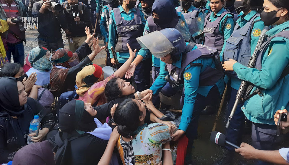 শুরুতে পুলিশ তাদের রাস্তা থেকে সরিয়ে দেওয়ার চেষ্টা করে। পরে বেলা দুইটার দিকে আন্দোলনকারীদের ওপর চড়াও হয় পুলিশ। ছবি : হারুন-অর-রশীদ