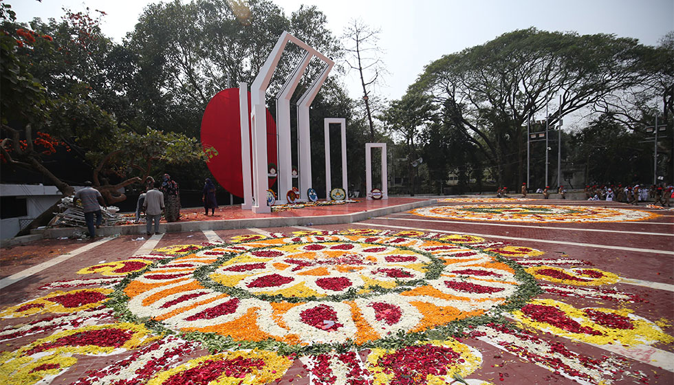 সারাদেশে শুক্রবার পালিত হচ্ছে মহান ভাষা শহীদ ও আন্তর্জাতিক মাতৃভাষা দিবস। গভীর শ্রদ্ধা আর ভালোবাসায় ভাষা শহীদদের স্মরণ করছে জাতি। ছবি : সকাল সন্ধ্যা