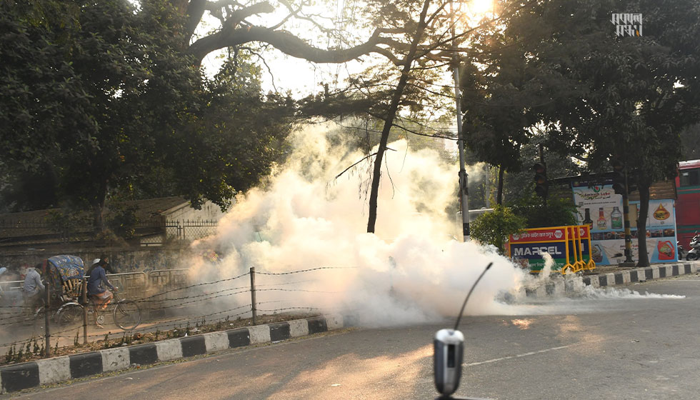 জলকামানের পাশাপাশি আন্দোলনকারীদের ওপর টিয়ারগ্যাসও নিক্ষেপ করে পুলিশ। ছবি : হারুন-অর-রশীদ 