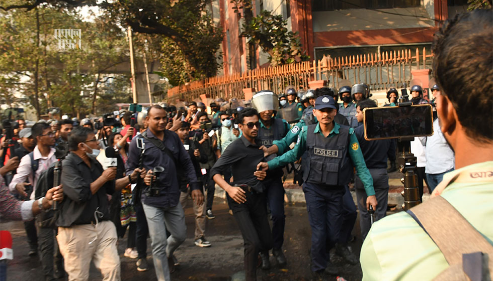 আন্দোলনকারীদের মধ্যে থেকে কয়েকজনকে গ্রেপ্তারও করে পুলিশ। ছবি : হারুন-অর-রশীদ