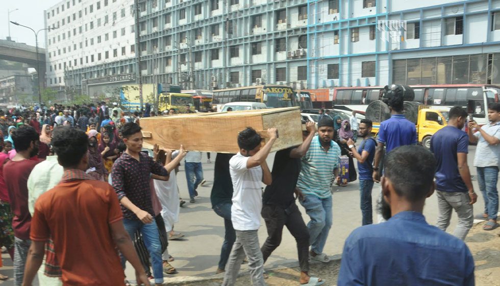 সোমবার সকালে শ্রমিকদের কফিন নিয়েও মিছিল করতে দেখা যায়। ছবি : হারুন-অর-রশীদ 