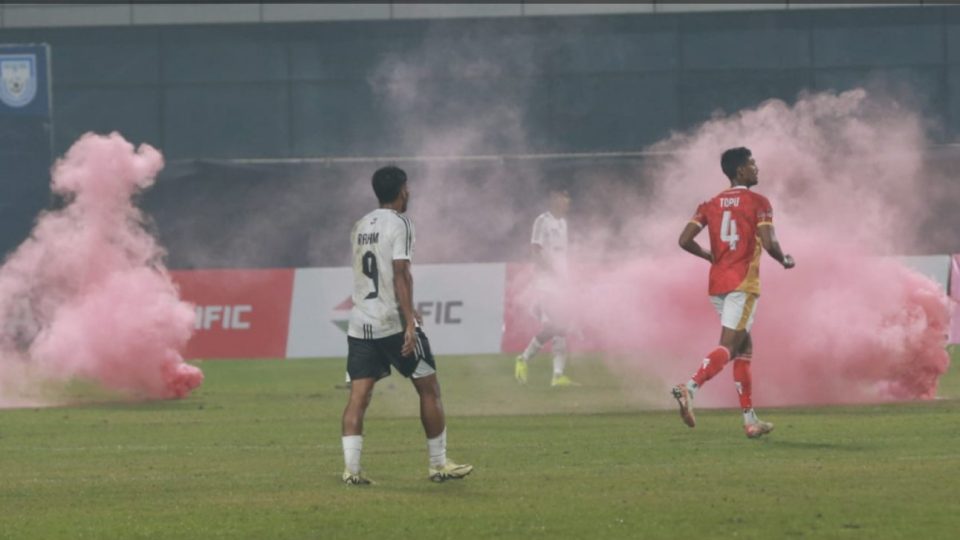 বাংলাদেশ ২.০ চ্যালেঞ্জ কাপে হারের জন্য মোহামেডান বসুন্ধরা কিংসের সমর্থকদের ছোড়া স্মোক ফ্লেয়ারকে দায়ী করেন।