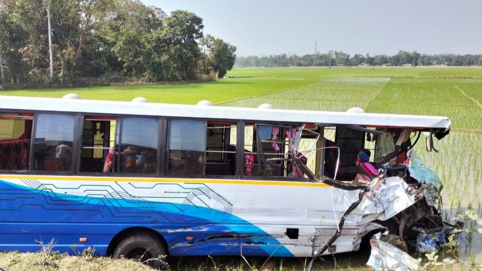 দুর্ঘটনা কবলিত বাস। ছবি : সকাল-সন্ধ্যা