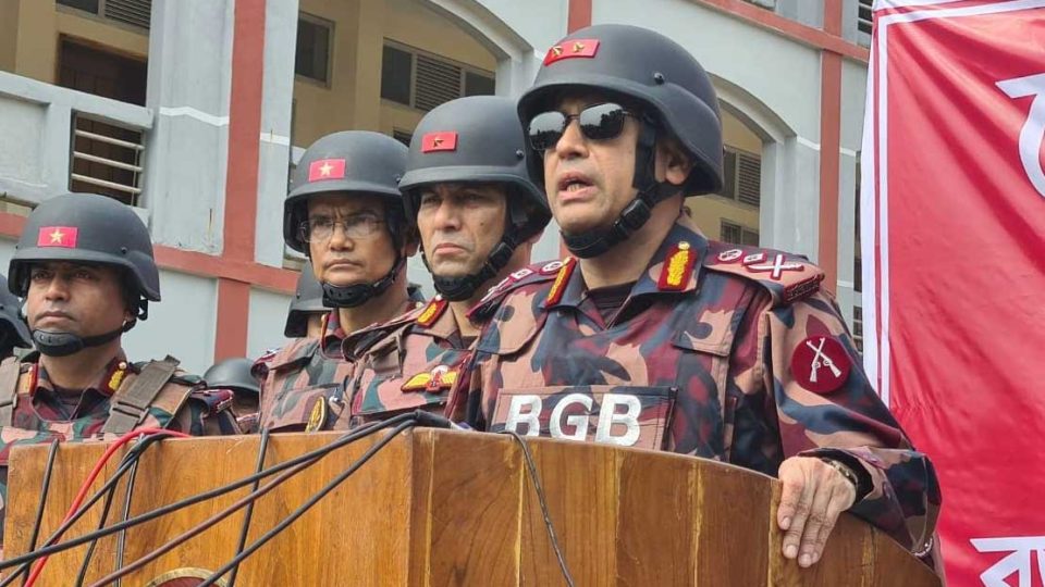 সাংবাদিকদের প্রশ্নের জবাব দেন বিজিবি মহাপরিচাল মেজর জেনারেল মোহাম্মদ আশরাফুজ্জামান সিদ্দিকী। ছবি : সকাল সন্ধ্যা