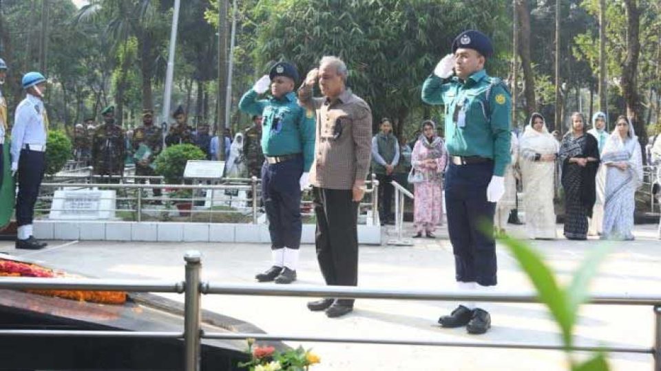 মঙ্গলবার জাতীয় শহীদ সেনা দিবসে বনানীতে পিলখানায় শহীদ সেনা কর্মকর্তাদের কবরস্থানে পুষ্পস্তবক অর্পণ করেন স্বরাষ্ট্র উপদেষ্টা। ছবি : পিআইডি