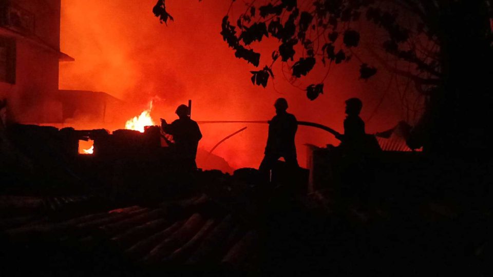 খিলগাঁও তালতলা এলাকার স মিল লাগা আগুন। ছবি : ফায়ার সার্ভিস