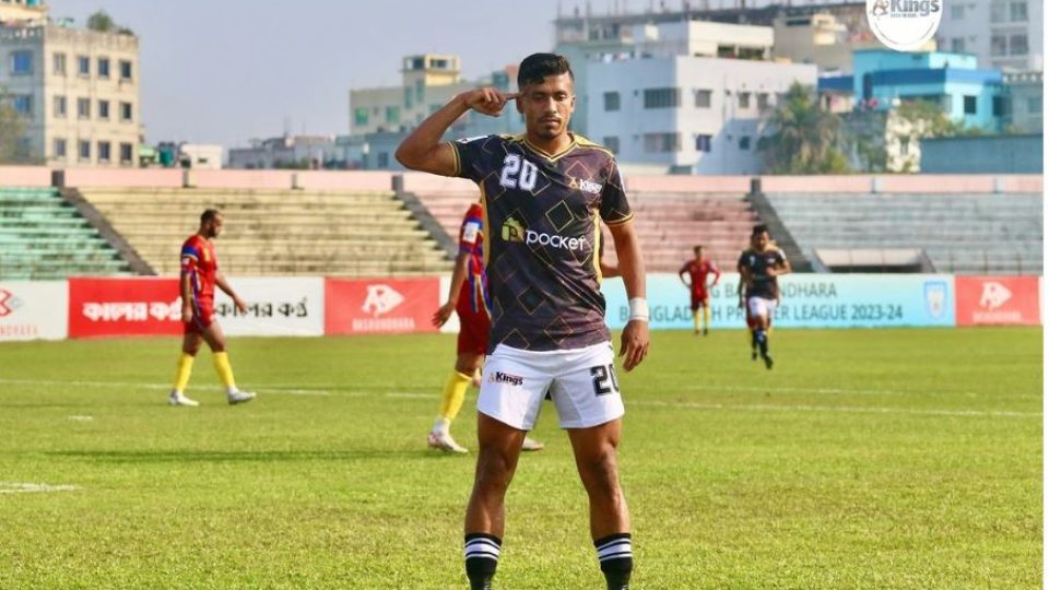 রাকিব হোসেন: ঘরোয়া ফুটবলে বিদেশিদের ভীড়ে নিজেকে চিনিয়েছেন আলাদা করে। ছবি: সংগৃহিত।