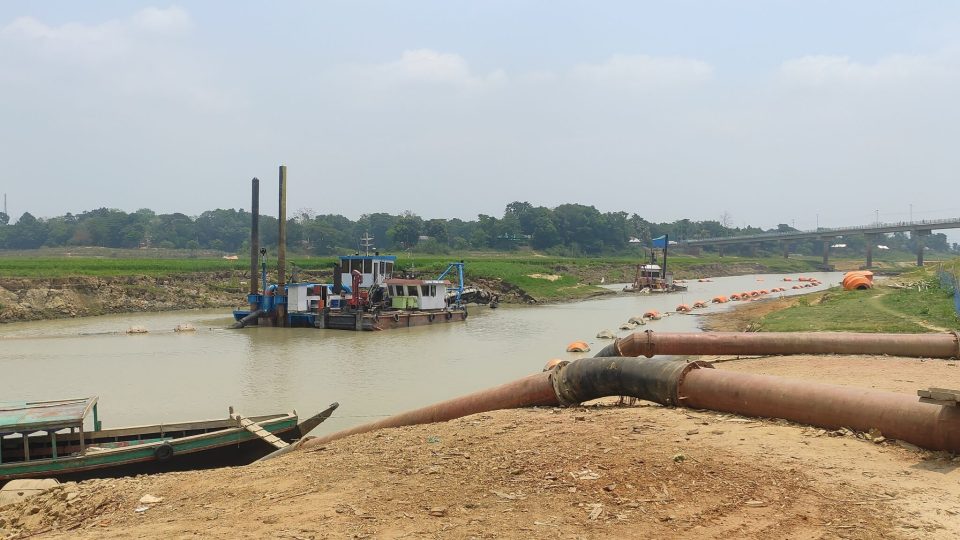 পাইপলাইনে করে মাইনী নদী খননের বালি কাপ্তাই হ্রদে ফেলা হচ্ছে। ছবি: সকাল সন্ধ্যা