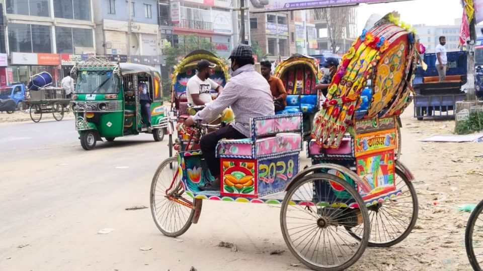 ঢাকার বিভিন্ন সড়কের মোড়ে মোড়ে এভাবেই অবস্থান নেয় ব্যাটারিচালিত রিকশাগুলো। ছবি : সকাল সন্ধ্যা