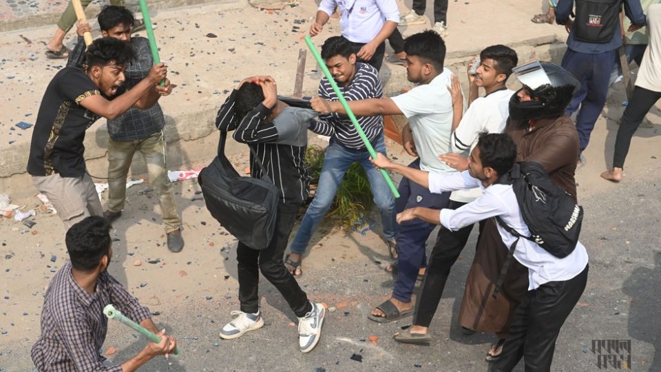 এক কলেজের শিক্ষার্থীকে নির্দয়ভাবে পেটাচ্ছে আরেক কলেজের শিক্ষার্থীরা। এই দৃশ্য সোমবার মাহবুবুর রহমান মোল্লা কলেজের। সেদিন কবি নজরুল ও শহীদ সোহরাওয়ার্দী কলেজের শিক্ষার্থীরা ওই কলেজটিতে হামলা চালিয়েছিল। ছবি : হারুন অর রশীদ।