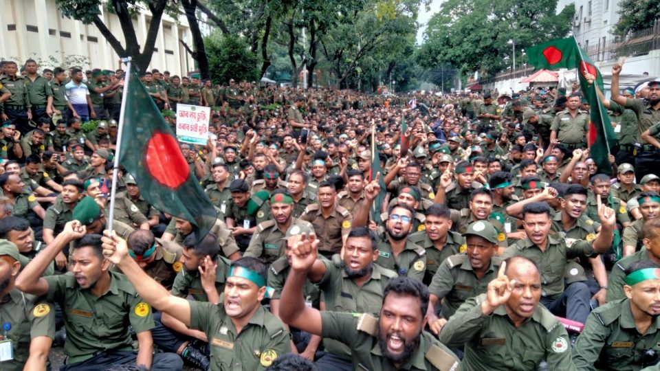 চাকরি জাতীয়করণের দাবি আনসার সদস্যদের। শনি ও রবিবার প্রেস ক্লাবের সামনে অবস্থান করে এই দাবিতে বিক্ষোভ চালিয়ে যায় তারা। ছবি : হারুন অর রশীদ