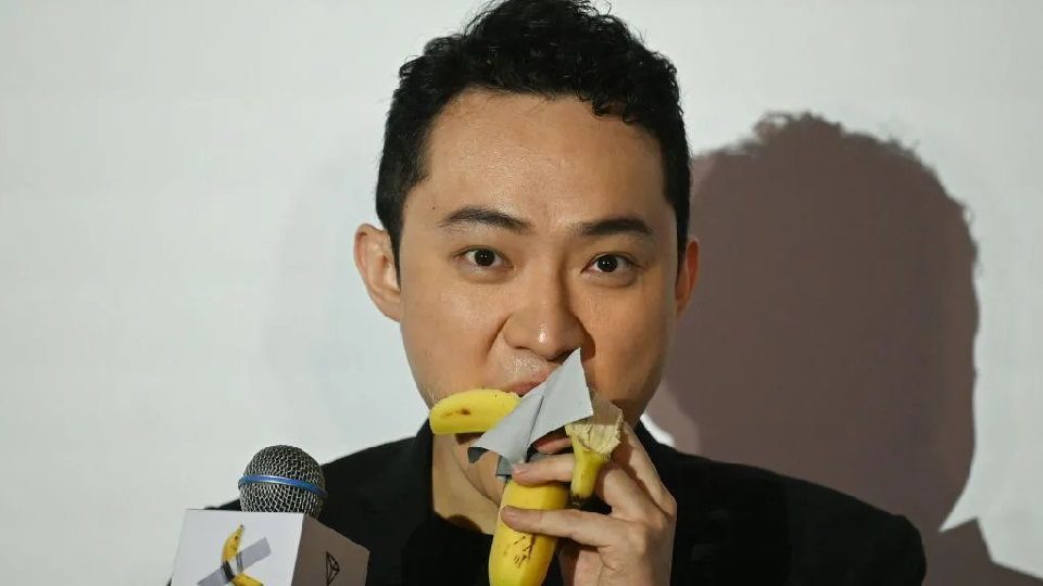 artwork-comedians-banana-eaten-by-chinesse-cryto-boss-san