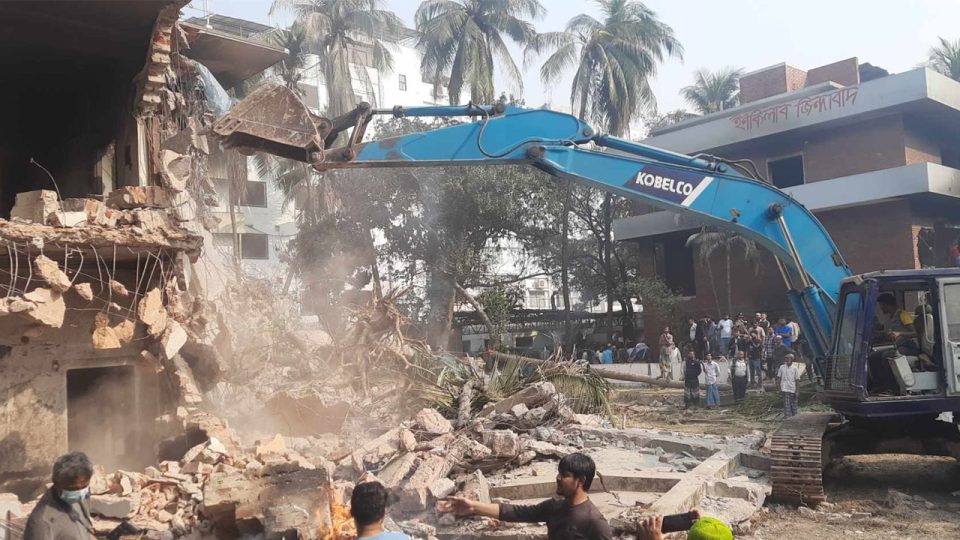 বুলডোজার মিছিলের কর্মসূচি দিয়ে বুধবার গুঁড়িয়ে দেওয়া হয় ধানমণ্ডি ৩২ নম্বর সড়কের বঙ্গবন্ধুর বাড়ি।