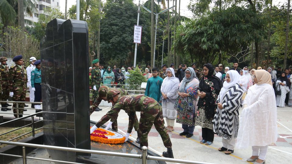 পিলখানায় নিহত সেনা কর্মকর্তাদের স্মরণের দিন রবিবার বনানীতে সেনা কবরস্থানে তাদের স্বজনদের শ্রদ্ধা নিবেদন। ছবি : হারুন অর রশীদ