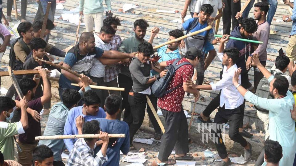 মোল্লা কলেজের শিক্ষার্থীদের সঙ্গে সোমবার সংঘর্ষে জড়ায় কবি নজরুল ও সোহরাওয়ার্দী কলেজের শিক্ষার্থীরা। ছবি : হারুন-অর-রশীদ