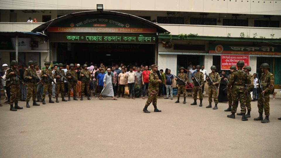 চিকিৎসকরা নিরাপত্তাহীনতার অভিযোগ তুলে ধর্মঘটে যাওয়ার পর রবিবার সকালে ঢাকা মেডিকেল কলেজ হাসপাতালে সেনা মোতায়েন করা হয়। ছবি : হারুন অর রশীদ