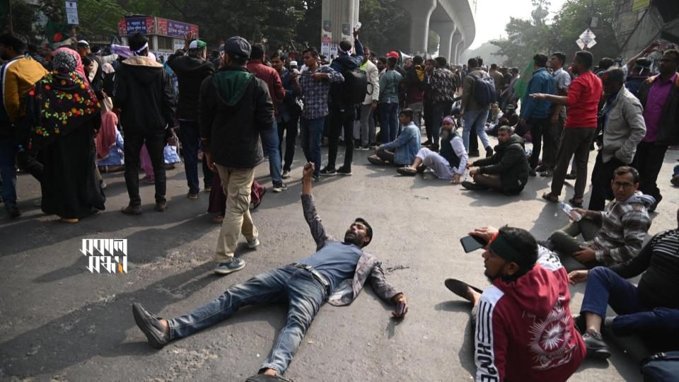 ‘বিডিআর কল্যাণ পরিষদ’ ব্যানারে শাহবাগে কর্মসূচি পালনের সময় চাকরিচ্যুত জওয়ানদের কয়েকজন সড়কে শুয়ে পড়েন। ছবি : হারুন অর রশীদ