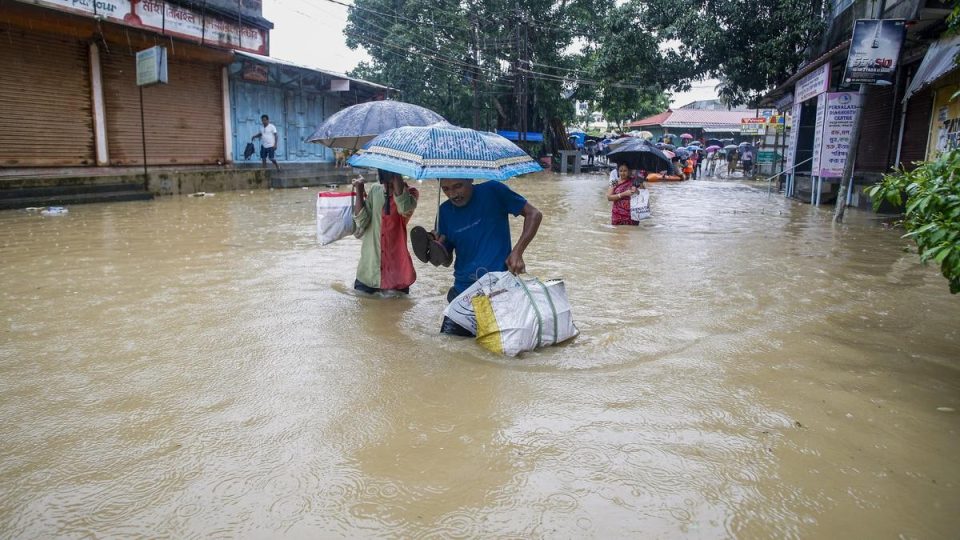 বন্যায় বাড়ি ভেসে যাওয়ায় ত্রিপুরার প্রায় ৭২ হাজার মানুষ এখনও ৪৯২টি ত্রাণ শিবিরে অবস্থান করছে। সাম্প্রতিক ছবি : পিটিআই