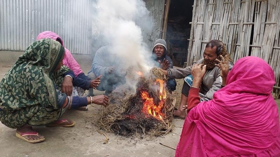 শীত নিবারণে আগুন পোহাচ্ছে মানুষ। প্রতীকী ছবি