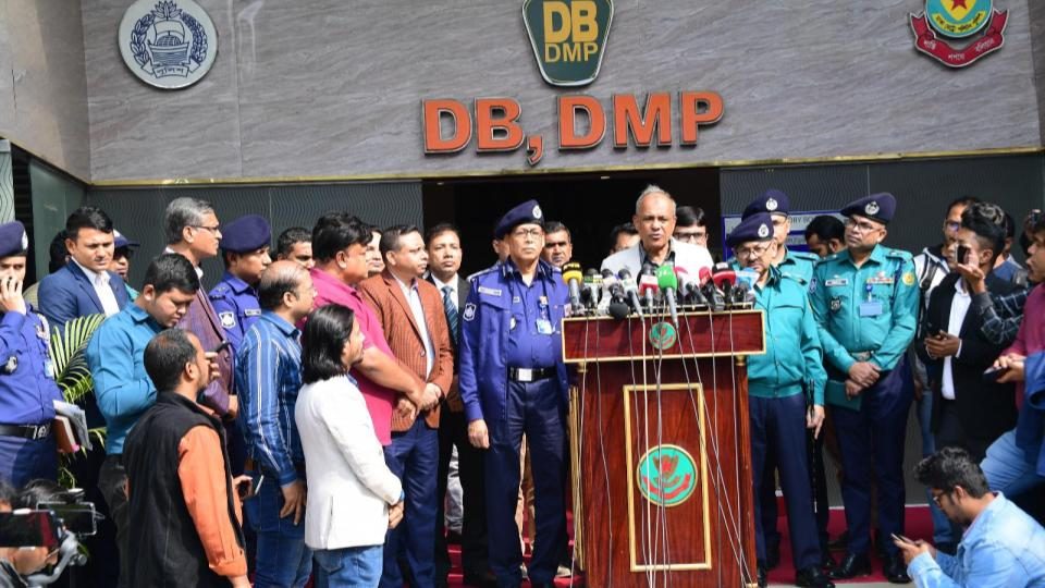 স্বরাষ্ট্র উপদেষ্টা জাহাঙ্গীর আলম চৌধুরী সোমবার ঢাকা মহানগর পুলিশের (ডিএমপি) গোয়েন্দা শাখা (ডিবি) ও কাউন্টার টেরোরিজম অ্যান্ড ট্রান্সন্যাশনাল ক্রাইম (সিটিটিসি) ইউনিটের কার্যালয় পরিদর্শন করেন।