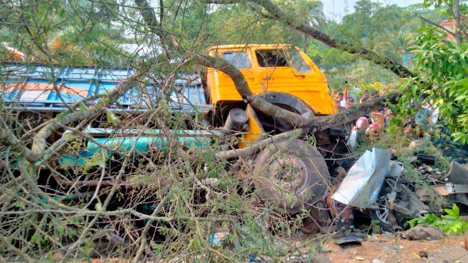 বুধবার দুপুরে দ্রুতগতির একটি ট্রাক গাবখান সেতুর টোল প্লাজায় অপেক্ষমাণ চারটি গাড়িকে ধাক্কা দিলে ১৪ জনের প্রাণহানি ঘটে। ছবি : সকাল সন্ধ্যা