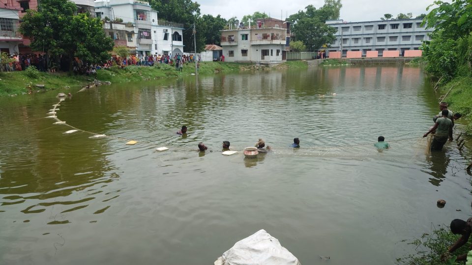 এমপি আনোয়ারুল আজীম আনার খুনের তদন্তে কাজী কামাল আহমেদ বাবুর মোবাইল ফোনের খোঁজে ঝিনাইদহে পুকুরে বুধবার তল্লাশি চালানো হয়।।