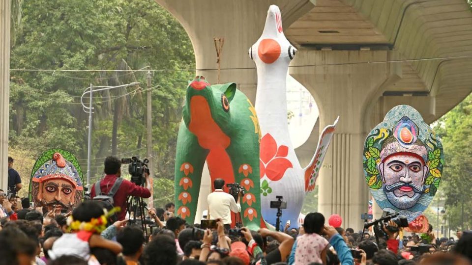 মেট্রোরেলে চেপে শাহবাগে গিয়ে অনেকেই যোগ দেন বর্ষবরণের অনুষ্ঠানে। ছবি : সকাল সন্ধ্যা