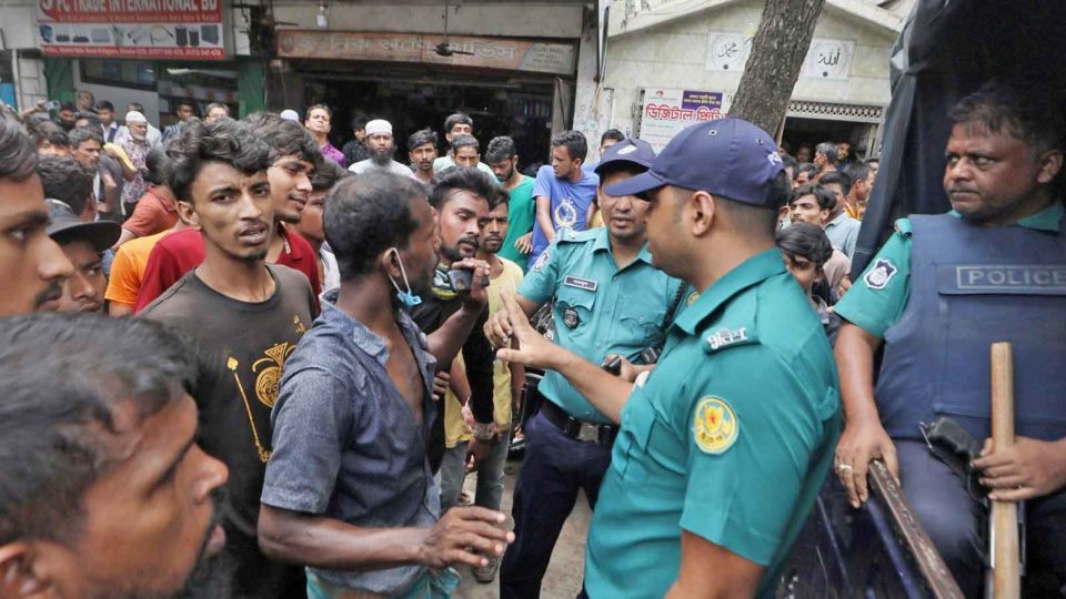 অটোরিকশা চালকরা সড়ক অবরোধ করলে তাদের সরিয়ে দেয় পুলিশ। ছবি : সকাল সন্ধ্যা