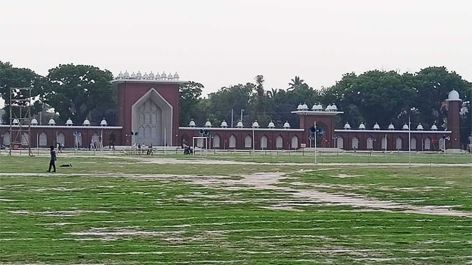 দিনাজপুরের গোর-এ-শহীদ ময়দানের আয়োজকদের দাবি, এখানেই দেশের সবচেয়ে বড় ঈদ জামাত হয়। ছবি : সকাল সন্ধ্যা