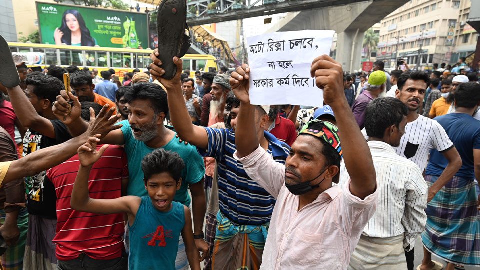 অটোরিকশা চলাচল বন্ধ করে দিলে বিকল্প কাজের ব্যবস্থা করে দেওয়ার দাবি জানিয়েছেন চালকরা। ছবি : সকাল সন্ধ্যা