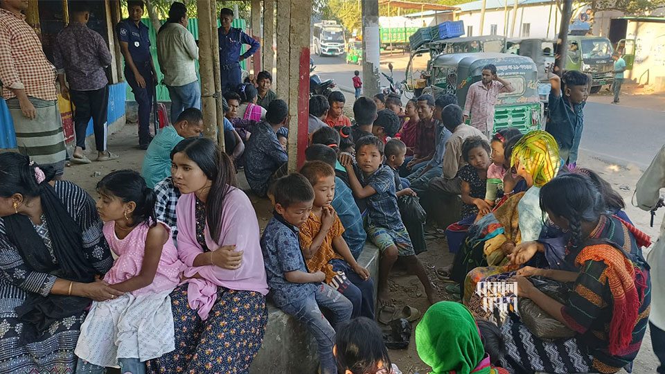 মিয়ানমার থেকে পালিয়ে আসা নাগরিকদের একাংশ। ছবি : সকাল সন্ধ্যা