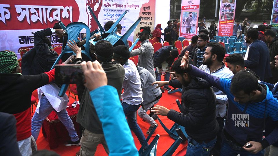 নাগরিক সমাবেশে গণঅধিকার পরিষদের মুখপাত্র ফারুক হাসানের বক্তব্যের পর শুরু হয় দুই পক্ষের মধ্যে সংঘর্ষ, এতে আহতও হন তিনি। ছবি : হারুন-অর-রশীদ