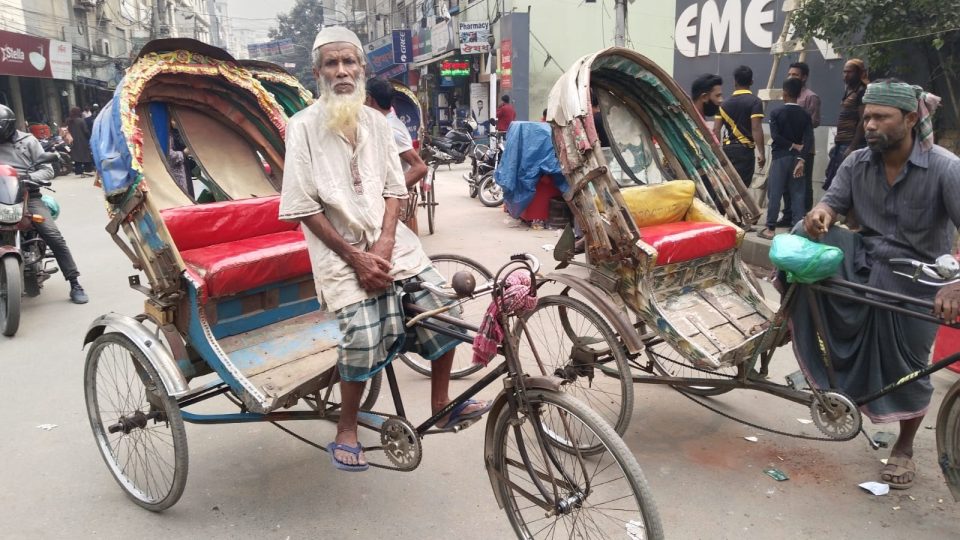 যাত্রীর অপেক্ষায় কুদ্দুস আলী। ১৮ বছর বয়স থেকে রিকশা চালাচ্ছেন তিনি।