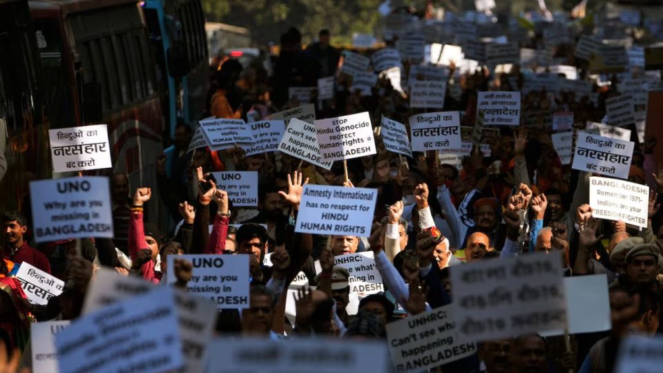 মঙ্গলবার ভারতের দিল্লিতে বাংলাদেশ হাইকমিশনের বাইরে আরএসএস সমর্থকদের বিক্ষোভ।