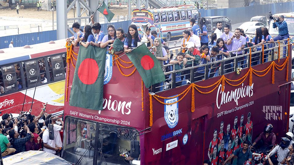 স্বাগতিক নেপালকে ২-১ গোলে হারিয়ে জাতীয় পতাকা উড়িয়ে দেশে ফিরেছে বাংলাদেশ নারী ক্রিকেট দল। ছবি : সকাল সন্ধ্যা