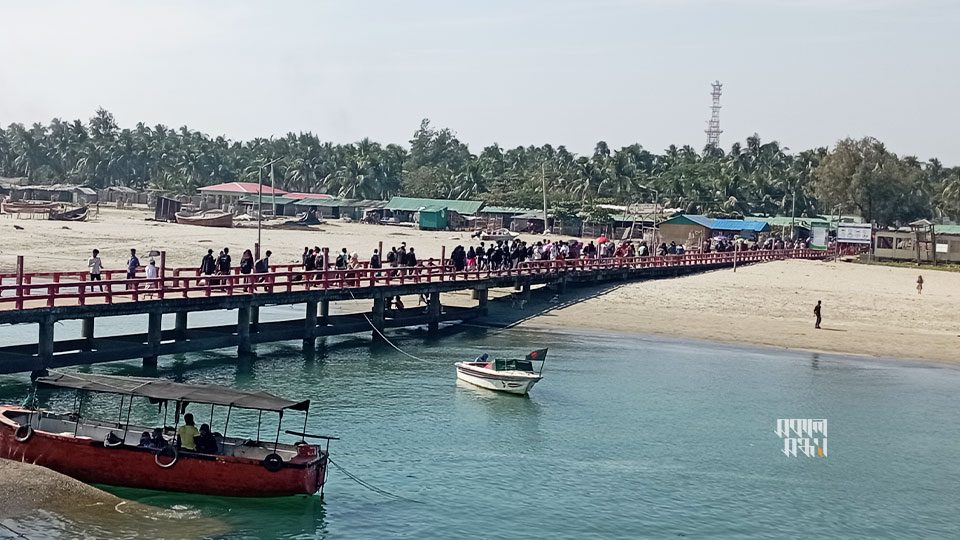 জাহাজ থেকে নেমে এই জেটি দিয়েই সেন্ট মার্টিনে প্রবেশ করেন পর্যটকরা। ছবি : সকাল সন্ধ্যা