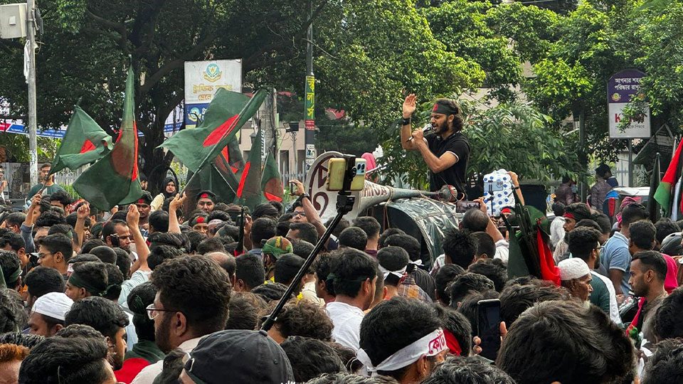 মিক্ষোভ মিছিল থেকে শাহবাগ মোড় অবরোধ করেন কোটা সংষ্কারের দাবিতে আন্দোলনরতরা। ছবি : সকাল সন্ধ্যা