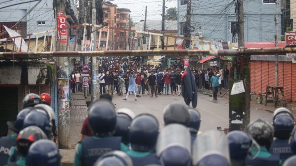 সিলেটে পুলিশের মুখোমুখি আন্দোলনকারীরা।