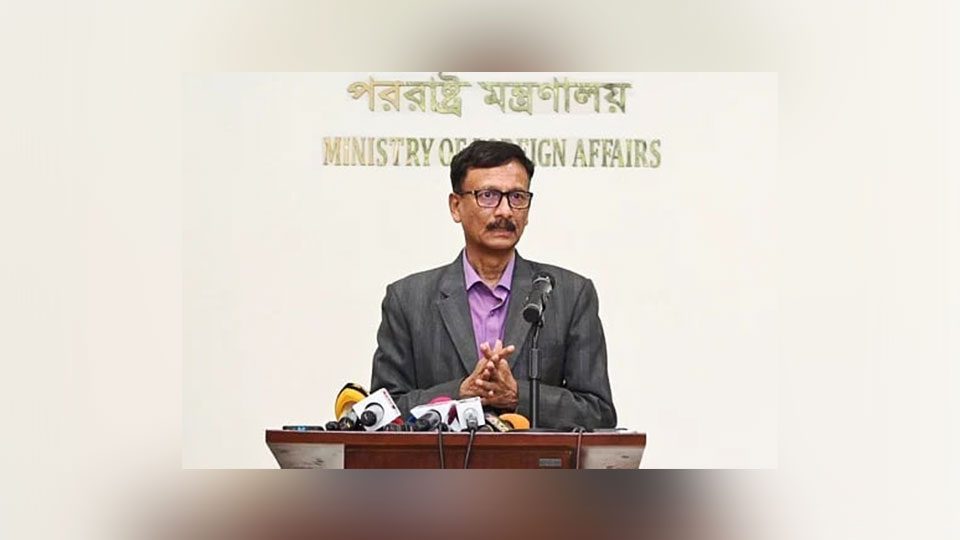 পররাষ্ট্র মন্ত্রণালয়ে সাংবাদিকদের ব্রিফিং করছেন পররাষ্ট্র উপদেষ্টা মো. তৌহিদ হোসেন। ছবি : বাসস