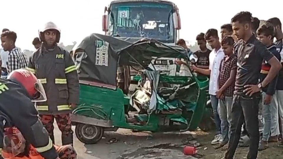 ছাতকে বাসের সঙ্গে সংঘর্ষে ক্ষতিগ্রস্ত অটোরিকশা। ছবি : সকাল সন্ধ্যা