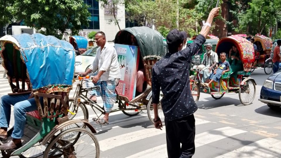 পুলিশ বিহীন শহরে সড়কের দায়িত্বে তরুণরা