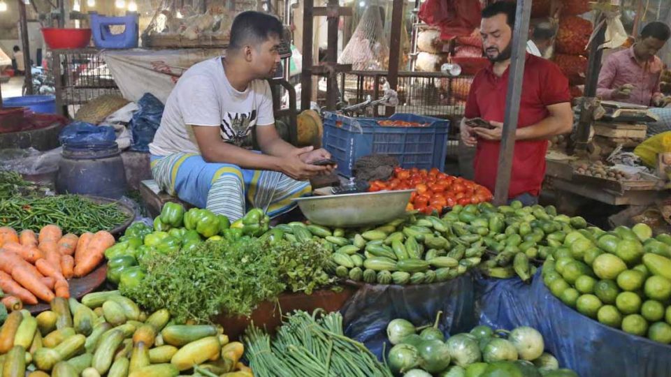 বেশিরভাগ সবজির কেজি ১০০ টাকা ছাড়িয়েছে। ছবি : সকাল সন্ধ্যা