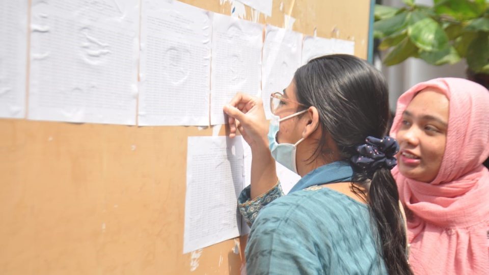 ফল প্রকাশের পর মঙ্গলবার বোর্ডে নিজের ফল খুঁজছিলেন ভিকারুননিসা নূস স্কুল ও কলেজের এক শিক্ষার্থী।