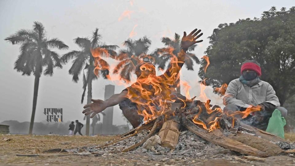 পৌষের মাঝামাঝিতে এসে শীতে কাঁপছে ঢাকা। ছবি : হারুণ অর রশীদ