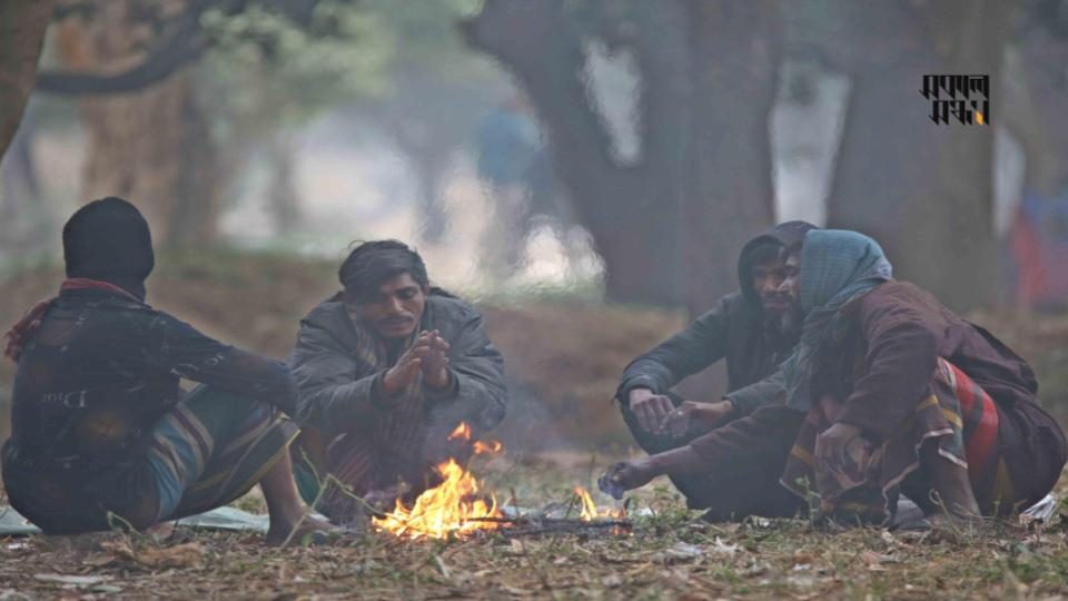 আগুন জ্বেলে শীত নিবারণের চেষ্টায় কয়েকজন। সম্প্রতি তোলা ছবি - সকাল সন্ধ্যা